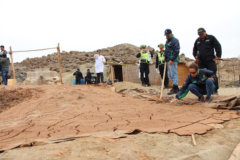  Chimbote: Fiscalía detonó tres puntos dedicados a la minería informal en Pampa La  Carbonera