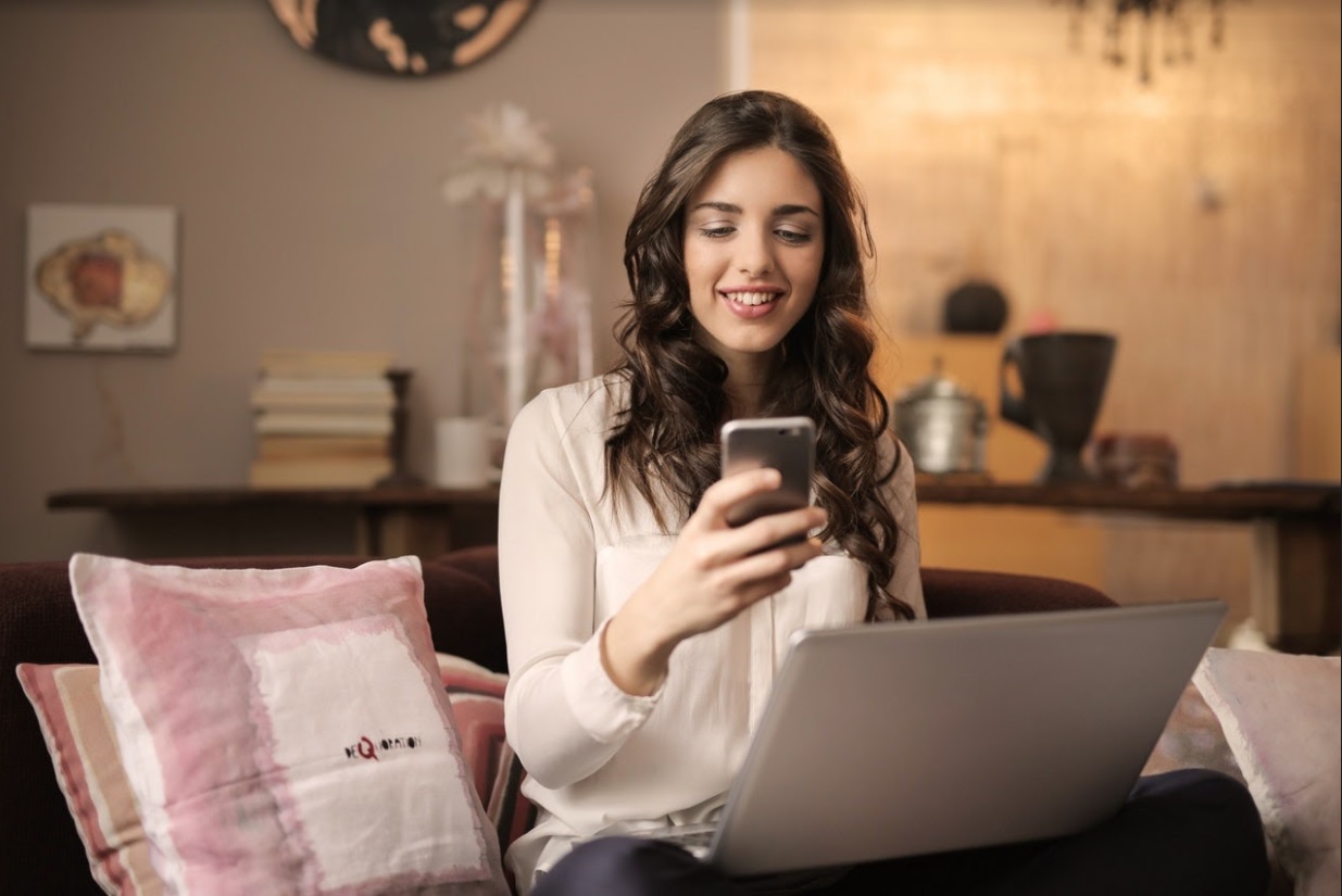 Cada vez más Millennials prefieren gastar su dinero online