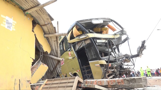 Áncash: 1 muerto y 19 heridos al chocar bus contra una vivienda en el distrito de Santa