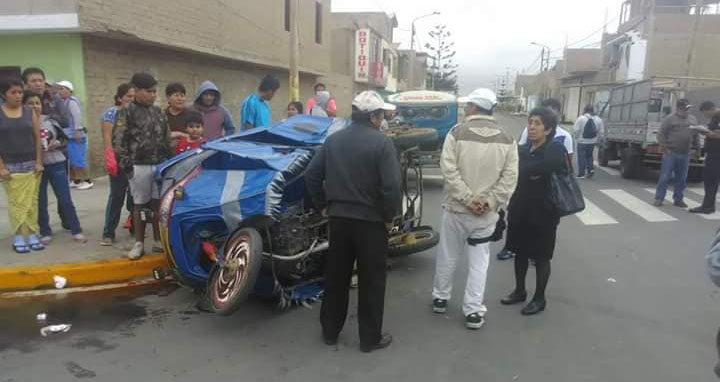 Chimbote: camión carguero embiste a mototaxi y adolescentes a bordo salvan de morir