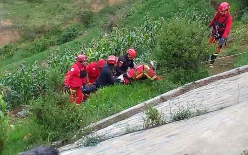 Cuatro miembros de una familia salvan de morir al volcar su vehículo en la carretera Casma-Huaraz