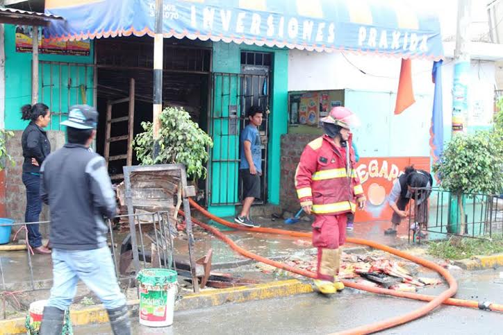 Presuntos extorsionadores incendian tienda de abarrotes en Santa