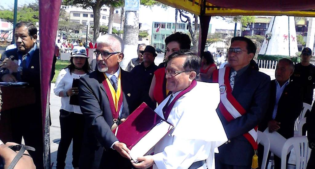 Fray Héctor Herrera recibe medalla de la ciudad de Chimbote 