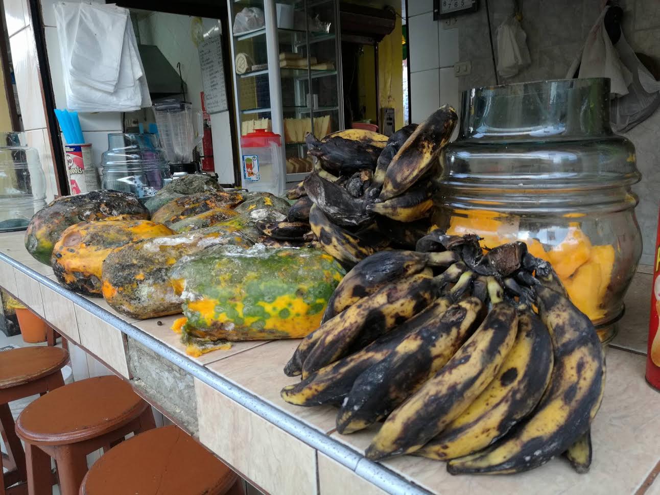 Incautan fruta en estado descomposición en mercado Modelo de Chimbote