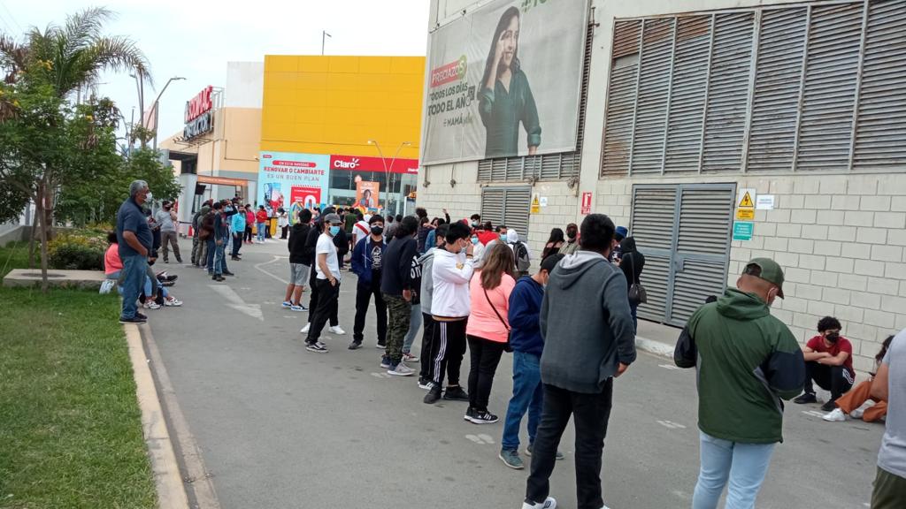Megaplaza es multado por permitir aglomeración de personas en sus instalaciones