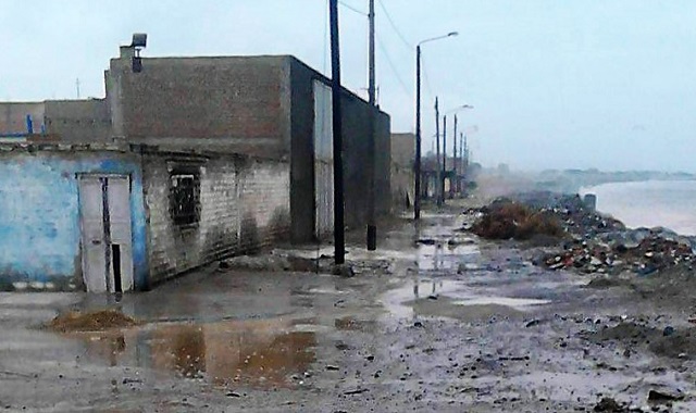 Fuertes oleajes causan zozobra en la población de la zona costera de Chimbote que reclama enrocado