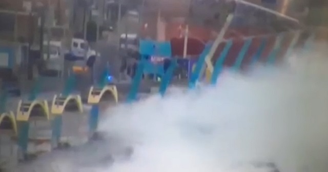 Fuerte oleaje golpea la costa de Chimbote, aguas anegaron una parte de la Plaza Miguel Grau