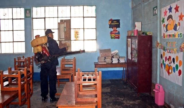 Nuevo Chimbote: Comuna realiza fumigación en colegios y pueblos jóvenes