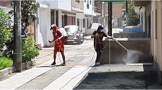 Chimbote: vecinos desinfectan casas, calles, parques y colegios de su zona para frenar avance del Covid-19  