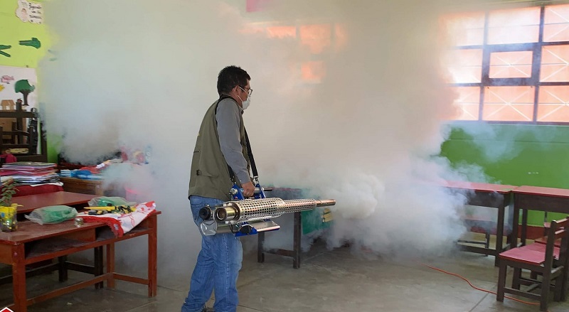 Municipio fumiga colegios de Chimbote en prevención del dengue