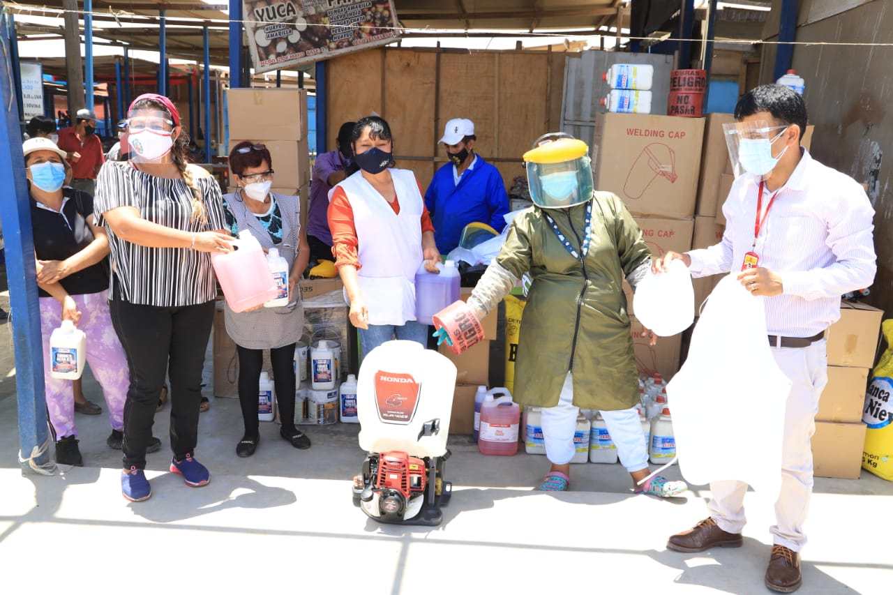 Entregan insumos para bioseguridad a comerciantes en mercado Dos de Mayo  