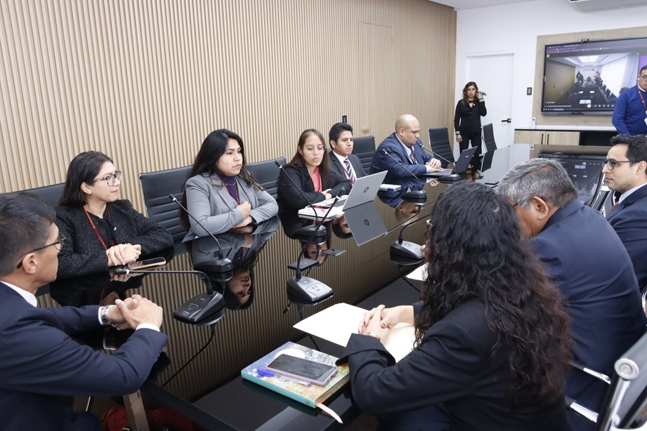 Funcionarios de la Corte de Puente Piedra aprenden  la  producción de microformas digitales de la Corte del Santa