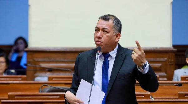  Fiscalía presenta denuncia constitucional contra Darwin Espinoza por presuntos delitos de concusión y peculado