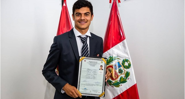 Futbolista Carlos Beltrán del Sport Rosario de Huaraz se nacionaliza peruano en Migraciones