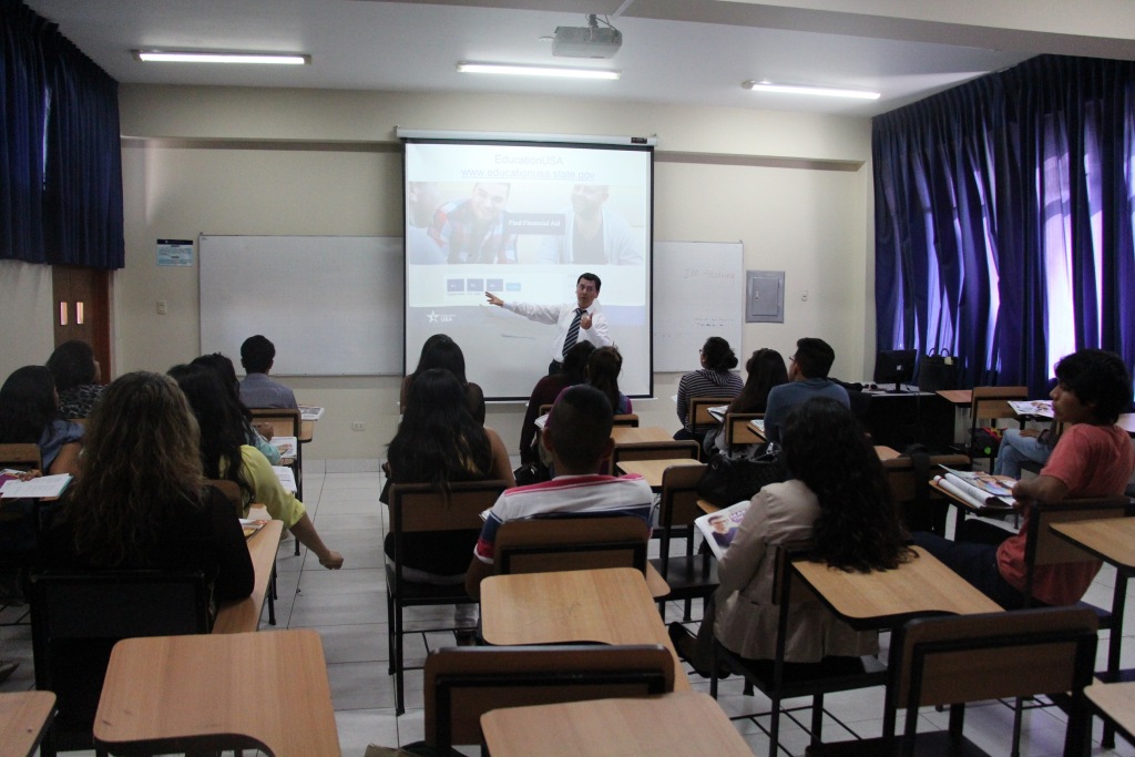 Embajada de EE UU informó a estudiantes de UCV-Chimbote sobre oportunidades educativas