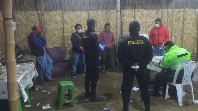 Intervienen a sujetos tomando licor en una final de gallos en Nepeña y en pleno toque de queda