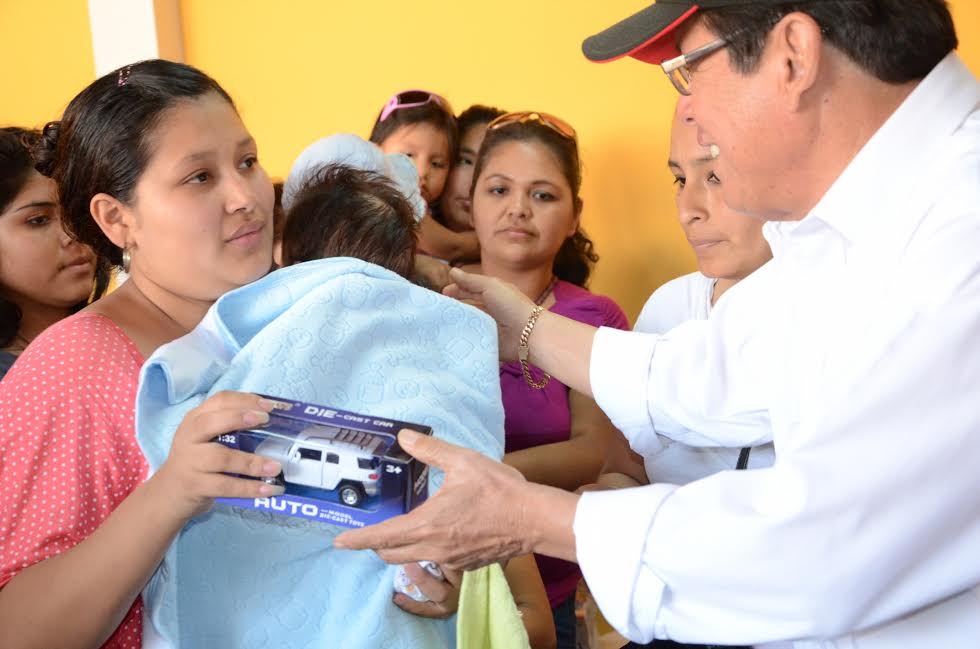 Alcalde sureño lleva alegría a 200 niños de "Laderas del Sur"