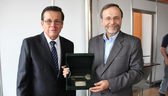  Alcalde Gasco entregó “llaves de la ciudad” a presidente de Cámara Colombiana del Libro