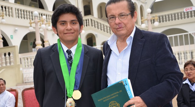 Joven sureño ganador de Olimpiada Peruana de Química es condecorado por alcalde