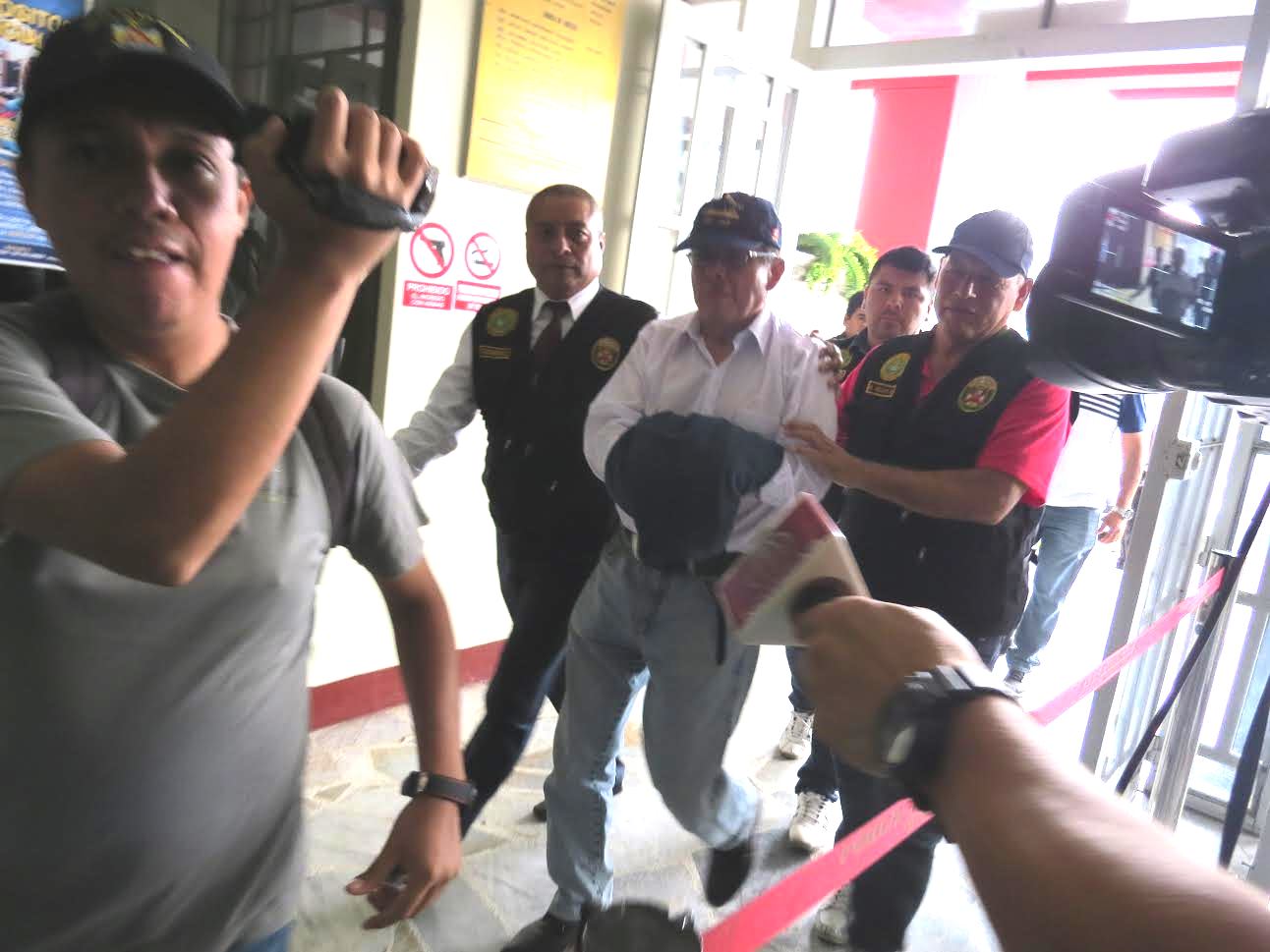 Esta mañana se entregó exalcalde de Nuevo Chimbote Francisco Gasco