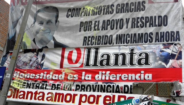 Servidores públicos arrojan huevos y pintura amarilla a gigantografía de Humala