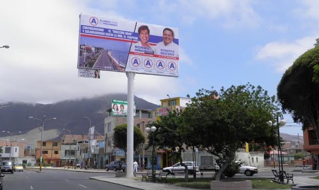 Regidores exigen saber por qué instalaron gigantesco panel electoral en plazuela
