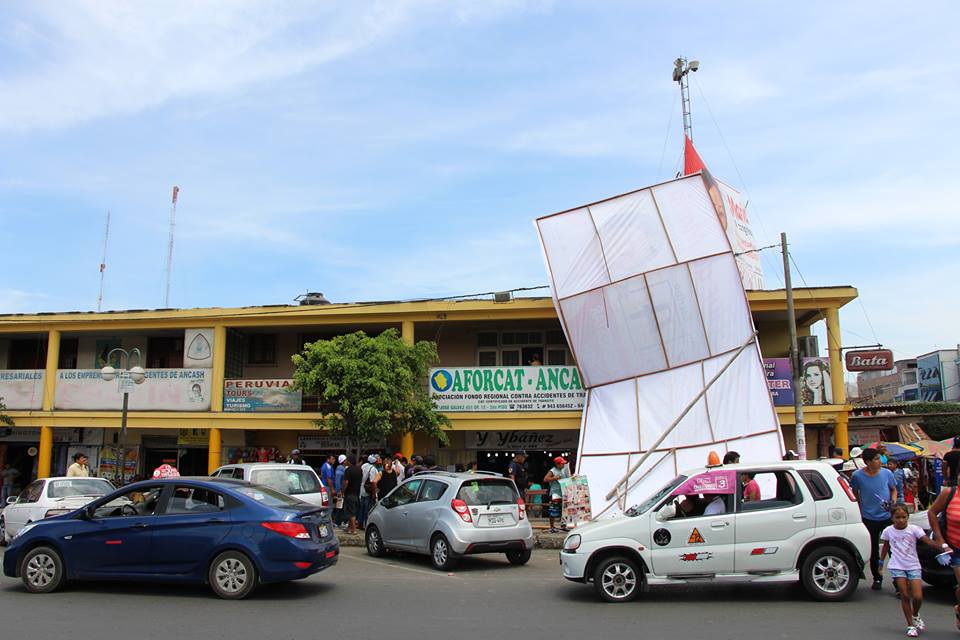 Chimbote: gigantografía de “Alianza Popular” se desploma y cae encima de anciana 
