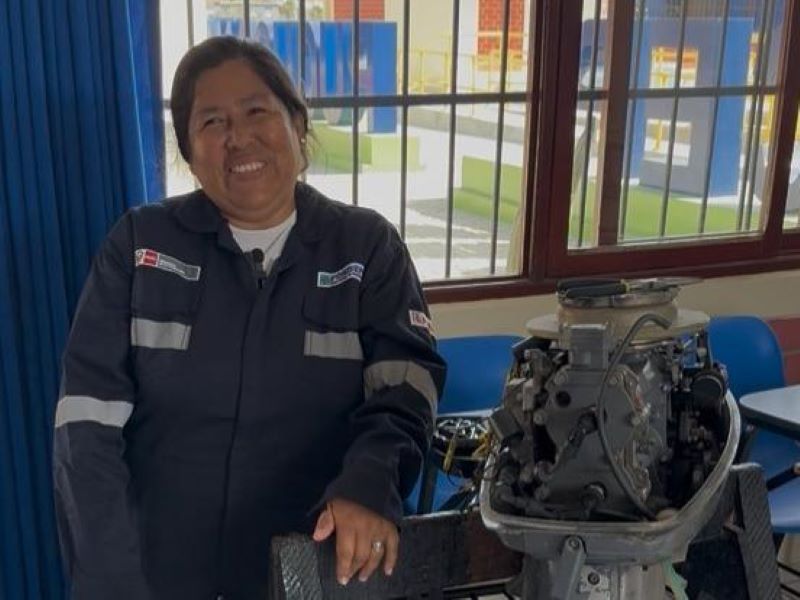 Giovanna Cosme rompe estereotipos en la pesca artesanal tras capacitarse en motores fuera de borda