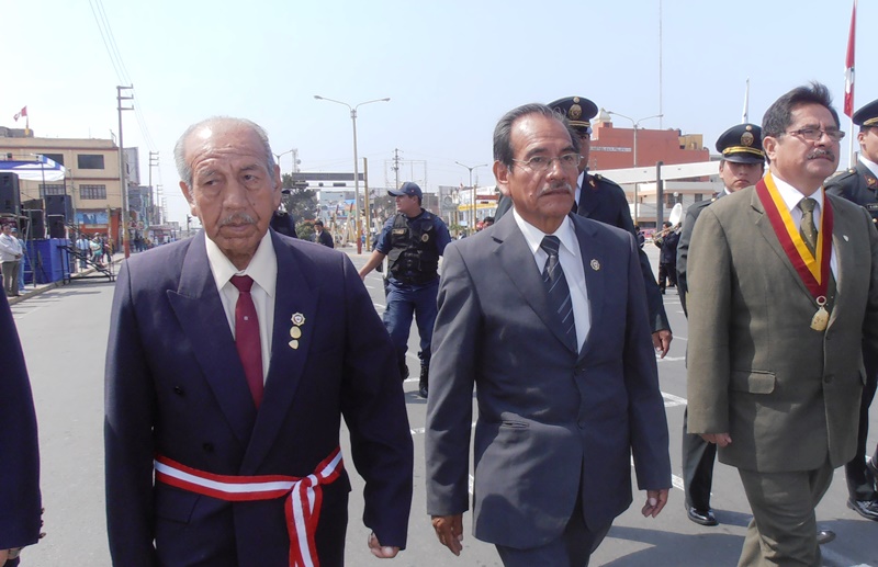 Gobernador dividido en dos: atenderá en Chimbote y Cáceres del Perú