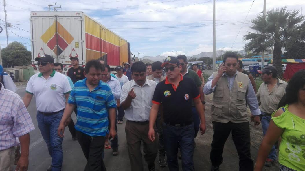 Gobernador regional lleva más de 8 toneladas de ayuda humanitaria a zonas afectadas por desborde de ríos en Huarmey y Chimbote