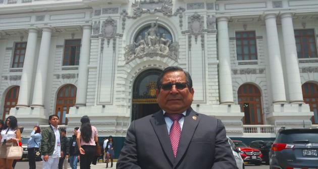 Consejero entrega documentos que evidenciarían corrupción en el Gobierno Regional de Áncash