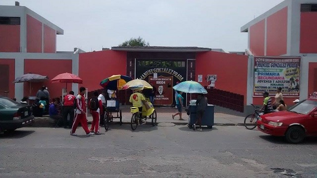 Descubren a 3 alumnos fumando en el patio del colegio Gonzales Prada en Chimbote