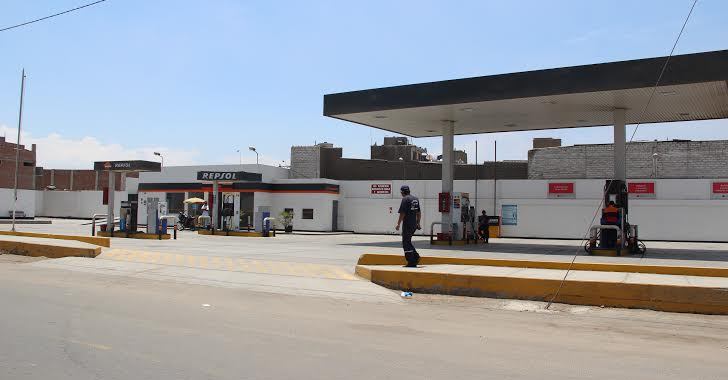 Pistola en mano asaltan grifo en avenida Meiggs