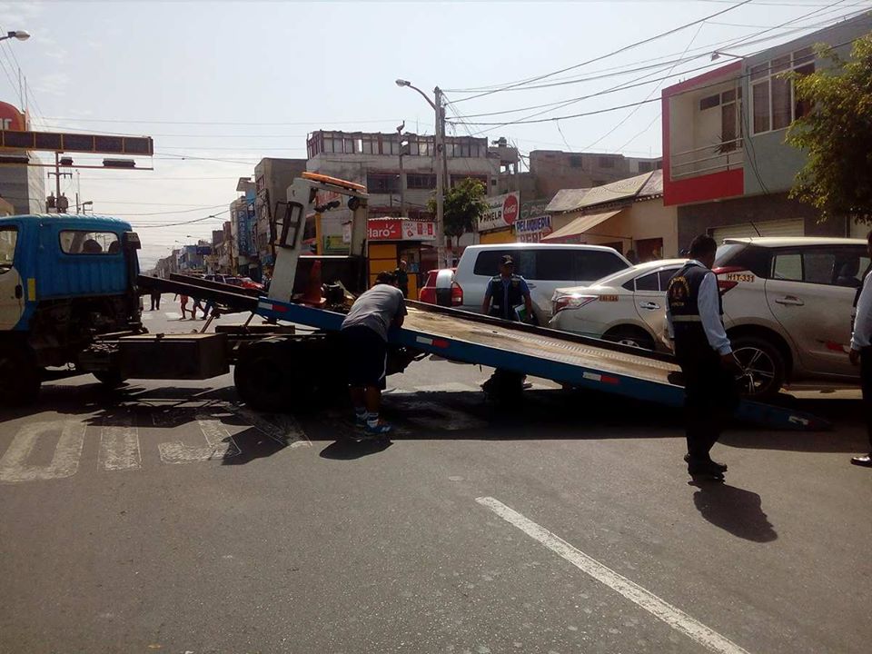 Chimbote:  vehículos son llevados con grúa al depósito municipal por ocupar espacios prohibidos