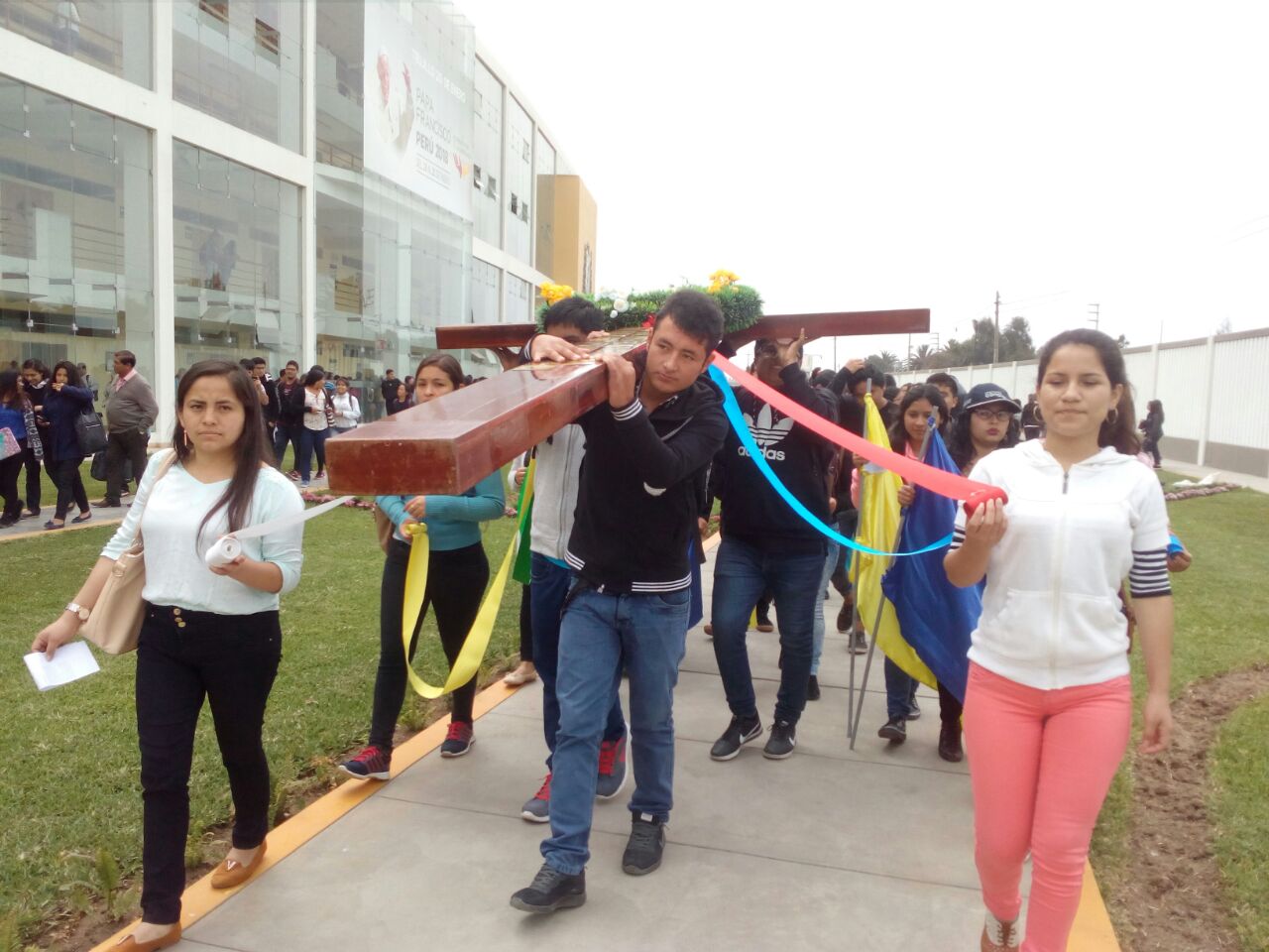 “Cruz Peregrina” visita instituciones invitando a trujillanos a ser parte de la Guardia Juvenil Papal