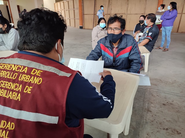 Verifican documentos de familias de “Villa Victoria” para que accedan a titulación gratuita