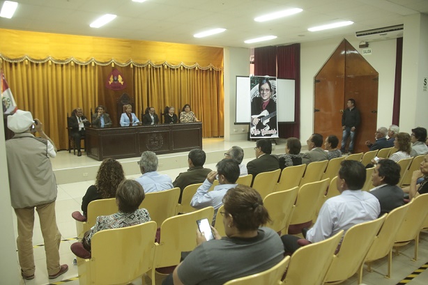 Chimbote: municipio rindió homenaje póstumo a Aldo Guibovich