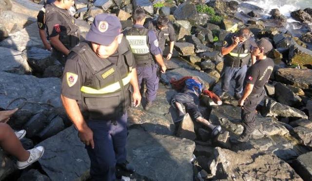 Transeúntes encuentran un cadáver flotando en aguas del Malecón Grau