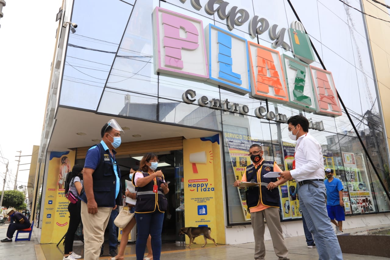 Multan a establecimiento “Happy Plaza” por pegado de afiches publicitarios sin contar con autorización 