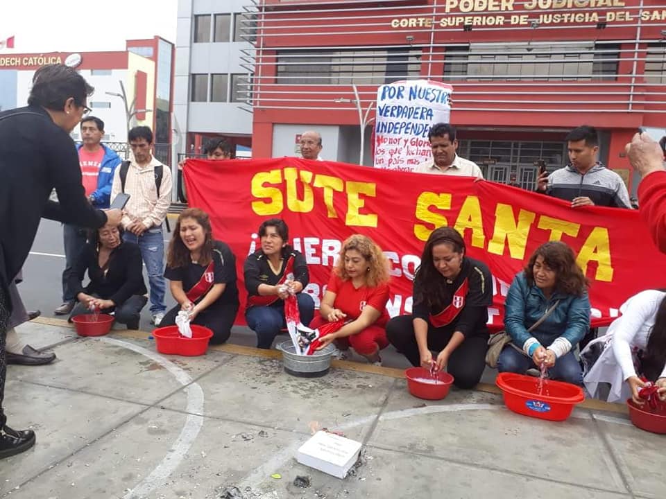 Chimbote: docentes lavan banderas en rechazo a la corrupción en el Poder Judicial y CNM