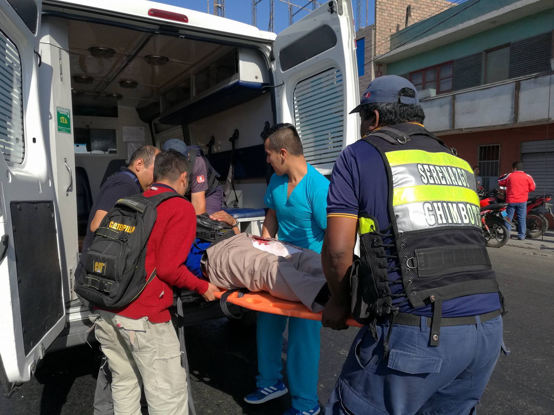 Poblador se encuentra grave al caer de cabeza por trepar su pared en Chimbote