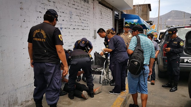 Serenos auxilian a hombre de 50 años cayó de cabeza y sufrió una herida cortante expuesta en Chimbote