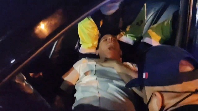 Chofer venezolano quedó atrapado en violento choque de autos en Chimbote