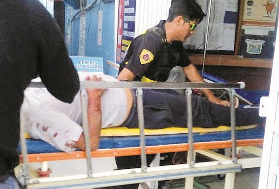 Vándalos desfiguran el rostro a joven con un pico de botella en losa deportiva de Chimbote