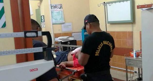 Chimbote: Policía es acuchillado por resistir asalto, ensangrentado fue llevado al Hospital La Caleta