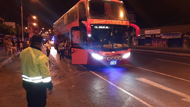 Mototaxista y su pasajero resultaron heridos al chocar su unidad contra un bus en Chimbote