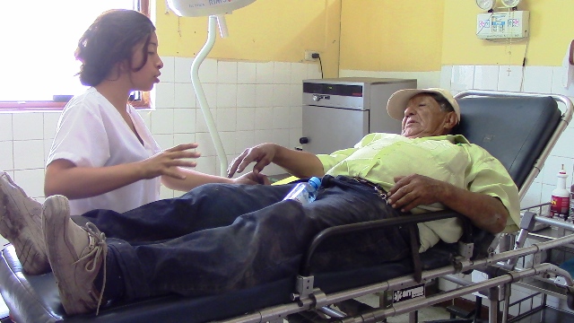 Chimbote: Vendedor de carne salva de morir tras ser atacado por 2 toros en el camal municipal