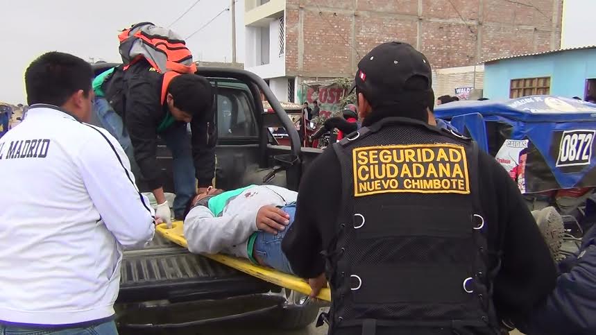  Nuevo Chimbote: Dos heridos tras violento choque entre automóvil y mototaxi