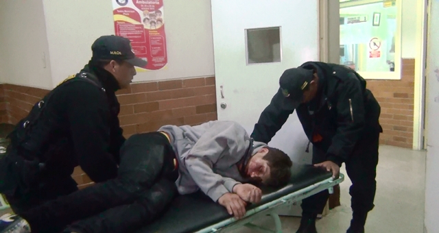  Ebrios chocaron su motocicleta contra automóvil tras hacer disparos al aire