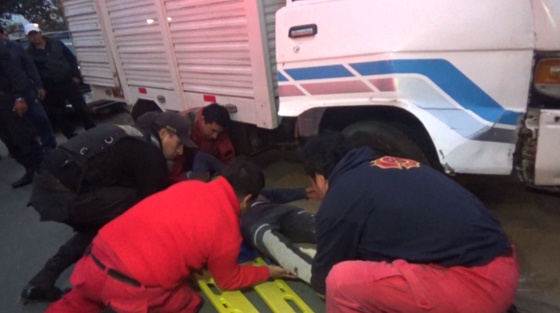 Nuevo Chimbote: bomberos y serenos auxilian a 2 personas heridas en accidente de tránsito